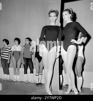 Les sœurs jumelles Cathy (à gauche) et Vicky Graham du Chelsea de Londres , attendent dans les ailes de la scène du Prince of Wales Theatre cet après-midi , où elles ont assisté à l'audition des danseurs pour le succès musical tant attendu de Broadway , Hello Dolly , qui doit ouvrir au Theatre Royal de Drury Lane le 2 décembre . 28 septembre 1965 Banque D'Images