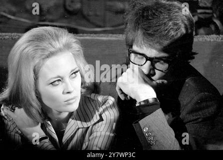 Paris : L'acteur américain Warren Beatty et l'actrice Faye Dunaway dans le film 'Bonnie et Clyde à la Conférence de presse . 25 janvier 1968 Banque D'Images