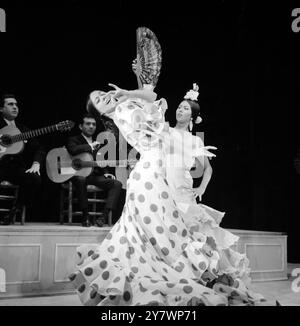 Bolito Vargas bat un fan sur la tête de sa célèbre sœur Manuela Vargas , sur scène au Vaudeville Theatre de Londres . Manuela décrite comme la tigre du Flamenco et sa compagnie de danseurs et musiciens de Séville sont arrivés à Londres , et ont fait leur troisième apparition sur scène londonienne en une courte saison au théâtre commençant ce soir . 4 novembre 1964 Banque D'Images