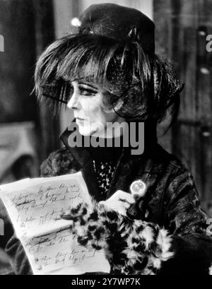 Retour d'étape , après une absence de six ans , pour Vivian Leigh . Elle joue le rôle de Contessa Sanziani , dans la première mondiale au Théâtre Royal , Newcastle , de la Contessa . 9 avril 1965 Banque D'Images