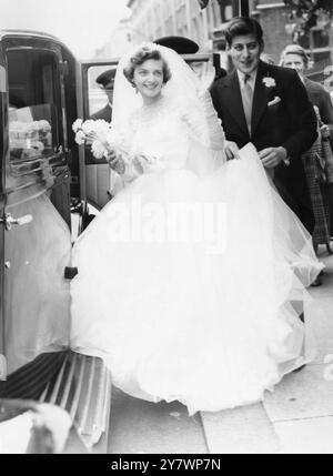 Le mariage de M. Clément Freud, petit-fils de Sigmund, et de Mlle Jill Raymond, une jeune actrice. Le couple à l'extérieur de l'église St James, Londres. 4 avril 1950 Banque D'Images