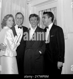 L'acteur chanteur britannique Tommy Steele a eu une ouverture réussie à Broadway dans le spectacle musical, Half A Sixpence dans lequel il a répété son jeu de Kipps le héros de HG Wells précédemment montré au Cambridge Theatre de Londres. Dans les coulisses après avoir opeing Night Onna White - chorégraphe , Gene Saks - metteur en scène , Steele et Larry Parnes . 27 avril 1965 Banque D'Images