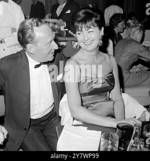 L'acteur chanteur britannique Tommy Steele a eu une ouverture réussie à Broadway dans le spectacle musical, Half A Sixpence dans lequel il a répété son jeu de Kipps le héros de HG Wells précédemment montré au Cambridge Theatre de Londres. Dans les coulisses après avoir opeing Night l'actrice de télévision britannique Pamela Reiner et Leo Gersten de Londres qui se sont envolés spécialement pour la performance d'ouverture. 27 avril 1965 Banque D'Images