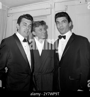 L'acteur chanteur britannique Tommy Steele a eu une ouverture réussie à Broadway dans le spectacle musical, Half A Sixpence dans lequel il a répété son jeu de Kipps le héros de HG Wells précédemment montré au Cambridge Theatre de Londres. Dans les coulisses après la nuit opeing Toni Dalli - chanteur , Steele et Sergio franchi - chanteur . 27 avril 1965 Banque D'Images