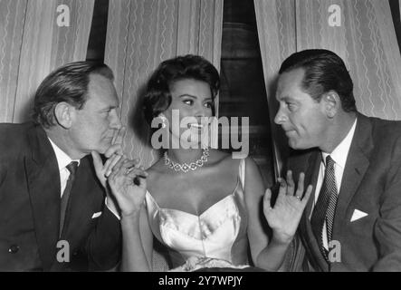 Sophia Loren entre Trevor Howard et William Holden lors d'une réception de presse au Savoy Hotel. Octobre 1957 Banque D'Images