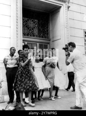 Empêchés de s'inscrire à la Central High School - Little Rock - Arkansas - les neuf étudiants qui ont été empêchés de s'inscrire à la Central High School , ici le 3 septembre , quittent le bâtiment fédéral le 6 septembre après avoir signé des affidavits sur leurs cas. Les gardes nationaux , sous les ordres du gouverneur Orval Falbus , ont maintenu l'école ségréguée malgré les ordres fédéraux d'intégration - États-Unis Banque D'Images
