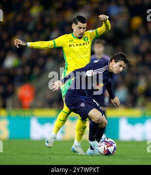 Brenden Aaronson de Leeds United (à gauche) et Borja Sainz de Norwich City se battent pour le ballon lors du Sky Bet Championship match à Carrow Road, Norwich. Date de la photo : mardi 1er octobre 2024. Banque D'Images