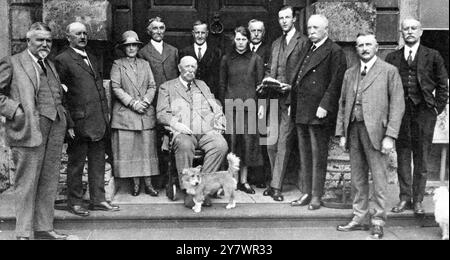 Don pour Lady Mary Cambridge et Lord Worcester (dont le mariage a été fixé pour le 14 juin) des fermiers sportifs de la chasse de Beaufort à Badminton : Un groupe comprenant la mariée et mariée et le duc et la duchesse de Beaufort . 16 juin 1923 de gauche à droite , M. W. Bridgeman , M. F. Orchard , la duchesse de Beaufort , M. Charles Bridgeman , le duc de Beaufort (assis) M. G. Cuff , Lady Mary Cambridge , M. E. Pritchard , Lord Worcester (tenant les cadeaux) , M. J. Moore , M. B. carter et un ami Banque D'Images