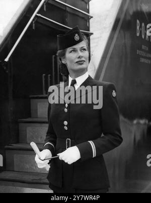 L'intelligence et le charme de l'hôtesse de l'air de la BOAC sont renforcés par l'avènement du nouveau tailleur fait barathée bleu foncé uniforme avec toque bleu jaunâtre. La veste , plus longue que celle de l'ancien costume serge double croisé , frappe une note de gardien avec ses boutons lumineux placés par paires . La jupe a deux plis de ventilateur. L'uniforme , qui est le dessin de M. Maurice Helman , sera ultérieurement adapté à l'usage de tous les membres du personnel féminin de la BOAC . 17 septembre 1946 Banque D'Images