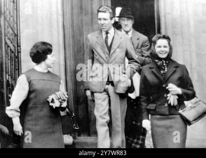 Birr , Irlande : H R H Princesse Margaret , Comtesse de Snowdon avec son mari , le comte de Snowdon , et sa belle-mère , la comtesse de Rosse ( à droite ) sont photographiées quittant le château de Birr aujourd'hui pour une visite du district accidenté du Connemara en Irlande . 5 janvier 1965 Banque D'Images