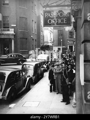 Scènes au Bureau des passeports, Westminster (Britons vivant à l'étranger) 7 septembre 1939 Banque D'Images