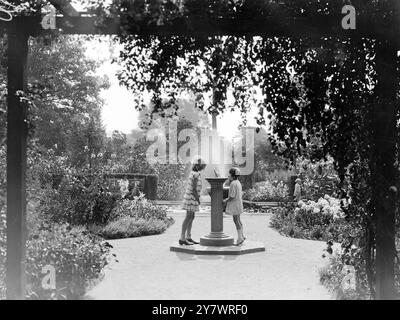 Battersea Park , Battersea , Londres , Angleterre . Enfants appréciant le vieux jardin anglais . années 1920 Banque D'Images