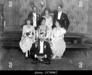 Bal commémoratif de Christ Church à Oxford , Angleterre . De gauche à droite ; M. E l O Sachs ( honorable Secrétaire ) , Mlle E Lewis , M. P Barry , Mlle C . Anderson , Mme Johnson , Mlle Johnson et M. G. Watson . 30 juin 1920 Banque D'Images