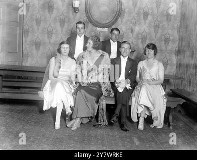 Bal commémoratif de Christ Church à Oxford , Angleterre de gauche à droite ; M. Anthony Brunner , lieutenant G l Lowis , R N , Mlle Peggy Broadbent , Mlle Shelagh Brunner , M. Felix Brunner et Mlle Joyce Brunner . 30 juin 1920 Banque D'Images