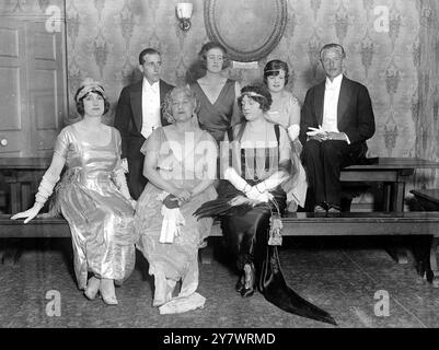 Bal commémoratif de Christ Church à Oxford , Angleterre . De gauche à droite ; M. Anthony Brunner , Mlle Shelagh Brunner , Mlle Megan Lloyd George , Professeur Sir Frederick Keeble , Mme Keeble ( Mlle Lillah McCarthy ) , Princesse Cantacuzene et Lady Mond . 30 juin 1920 Banque D'Images