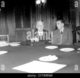 Exécutif du syndicat des joueurs le syndicat des footballeurs , a rencontré le comité de gestion de la Ligue de football , pour discuter des augmentations de salaire des footballeurs à l'hôtel Midland Manchester M. W . C . Cuff (à gauche) parlant à Jimmie Guthrie à la réunion. 20 septembre 1946 Banque D'Images