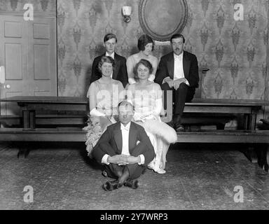 Bal commémoratif de Christ Church à Oxford, Angleterre de gauche à droite ; Mr T W Boden , Miss Sylvia Renton , Major F V Drake , Miss Hunloke , Mrs F V Drake et Major F V Drake , Miss Hunloke , Mrs F V Drake et Mr R l Wendell . 30 juin 1920 Banque D'Images