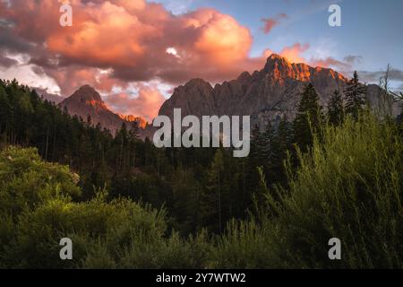 Romantique coucher de soleil coloré dans les montagnes au cœur des Alpes juliennes, dans le parc national du Triglav, Slovénie. Moment à couper le souffle quand le soleil peint. Banque D'Images