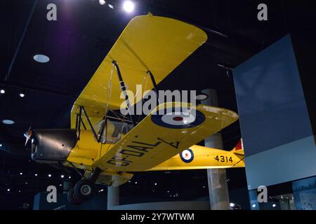 avion exposé dans un musée, vintage bien conservé, présentant l'histoire de l'aviation et les premières techniques aéronautiques. Banque D'Images