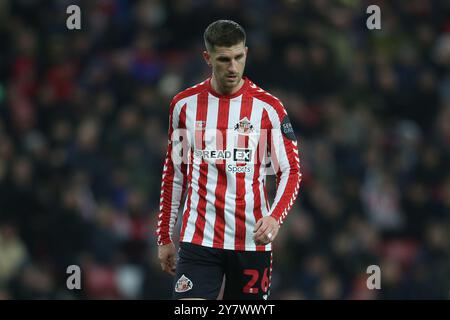 Chris Mepham de Sunderland lors du match de championnat Sky Bet entre Sunderland et Derby County au Stadium of Light, Sunderland le mardi 1er octobre 2024. (Photo : Michael Driver | mi News) crédit : MI News & Sport /Alamy Live News Banque D'Images