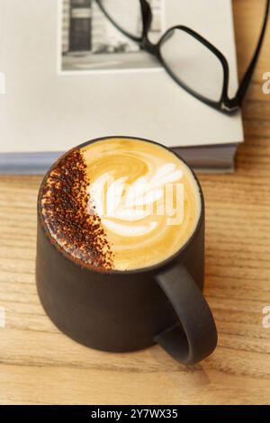 Tasse de cappuccino avec belle crème latte art sur la table du café. Vue de dessus. Banque D'Images