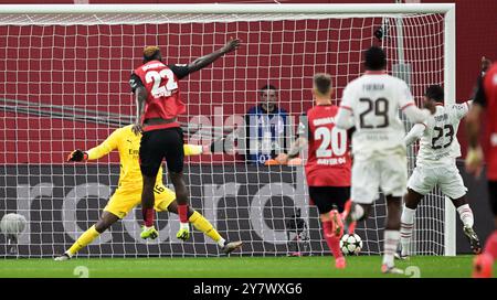 Leverkusen, Allemagne. 1er octobre 2024. Football : Ligue des Champions, Bayer Leverkusen - AC Milan, ronde préliminaire, journée 2, BayArena, Victor Boniface de Leverkusen (avant l) marque un but hors jeu. Crédit : Federico Gambarini/dpa/Alamy Live News Banque D'Images