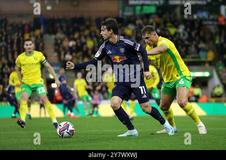 Brenden Aaronson de Leeds United (à gauche) et Callum Doyle de Norwich City se battent pour le ballon lors du Sky Bet Championship match à Carrow Road, Norwich. Date de la photo : mardi 1er octobre 2024. Banque D'Images