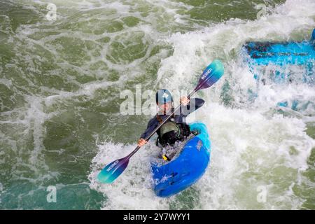 Oklahoma City, Oklahoma - kayak à Riversport, un centre dédié au kayak, au rafting et à d'autres aventures en plein air sur un parcours contrôlé. Banque D'Images