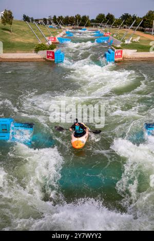 Oklahoma City, Oklahoma - kayak à Riversport, un centre dédié au kayak, au rafting et à d'autres aventures en plein air sur un parcours contrôlé. Banque D'Images