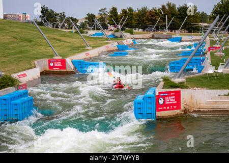 Oklahoma City, Oklahoma - kayak à Riversport, un centre dédié au kayak, au rafting et à d'autres aventures en plein air sur un parcours contrôlé. Banque D'Images