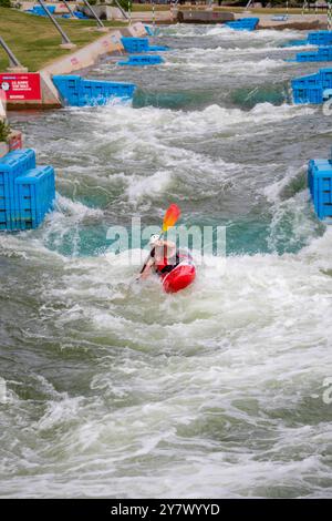 Oklahoma City, Oklahoma - kayak à Riversport, un centre dédié au kayak, au rafting et à d'autres aventures en plein air sur un parcours contrôlé. Banque D'Images