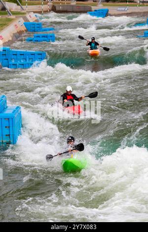 Oklahoma City, Oklahoma - kayak à Riversport, un centre dédié au kayak, au rafting et à d'autres aventures en plein air sur un parcours contrôlé. Banque D'Images
