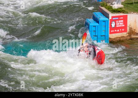 Oklahoma City, Oklahoma - kayak à Riversport, un centre dédié au kayak, au rafting et à d'autres aventures en plein air sur un parcours contrôlé. Banque D'Images