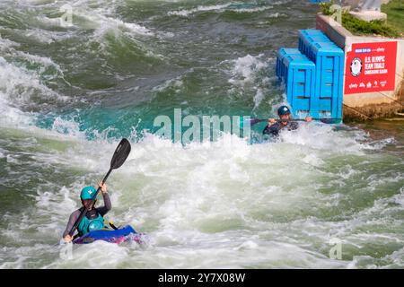 Oklahoma City, Oklahoma - kayak à Riversport, un centre dédié au kayak, au rafting et à d'autres aventures en plein air sur un parcours contrôlé. Banque D'Images