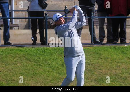 1er octobre 2024 ; Old course à St Andrews, St Andrews, Fife, Écosse ; Alfred Dunhill Links Golf Championship, deuxième journée d'entraînement ; Talor Gooch des États-Unis a fait une partie du premier trou de l'Old course, St Andrews, lors d'une manche d'entraînement avant le Dunhill Links Championship Banque D'Images