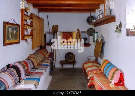 Maison traditionnelle d'Antimachia sur l'île de Kos en Grèce : salon avec four et sièges Banque D'Images