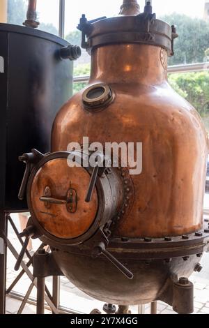 Cuves de distillation en cuivre, production de parfum classique à partir d'ingrédients naturels en Provence, usine de parfum à Grass ou Eze, côte d'Azur, gros plan Banque D'Images