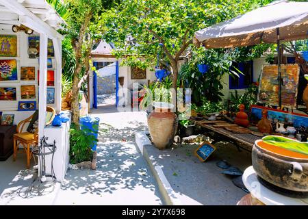 Art Café (Kafenion Orea Ellas) de l'artiste belge Christina Zenteli-Colman dans le village de montagne de Lagoudi sur l'île de Kos en Grèce Banque D'Images