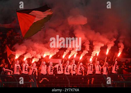 Dortmund, Allemagne. 1er octobre 2024. Football : Ligue des champions, Borussia Dortmund - Celtic Glasgow, ronde préliminaire, jour 2 du match au signal Iduna Park, les fans masqués forment un panneau «Palestine libre» et déclenchent des pyrotechniques pendant le match. Crédit : Bernd Thissen/dpa/Alamy Live News Banque D'Images