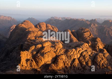 Belle lumière du matin sur le sommet du mont Sinaï Mt Moïse dans le désert de l'Egypte Banque D'Images