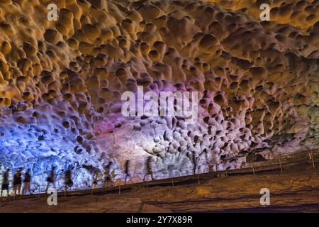 Hang Sung Sot surprise Cave dans la baie d'Halong, Vietnam. Banque D'Images