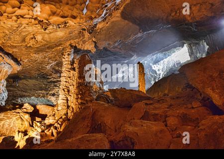 Hang Sung Sot surprise Cave dans la baie d'Halong, Vietnam. Banque D'Images