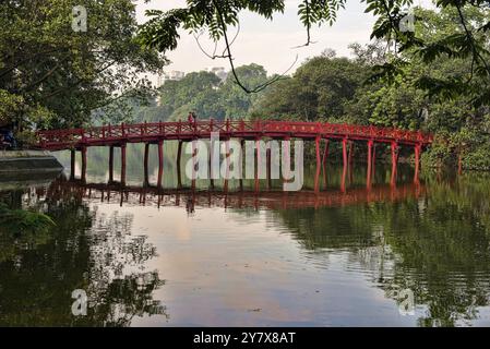 Les Huc (soleil du matin) au pont du lac Hoan Kiem de Hanoi, Vietnam. Banque D'Images