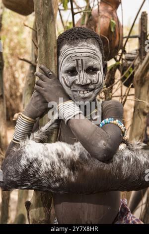 Mursi Boy dans la basse vallée de l'Omo en Ethiopie. Banque D'Images