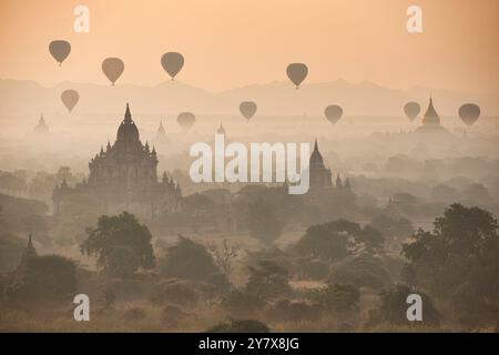 Ballons volent sur les temples de Bagan, Myanmar au lever du soleil. Banque D'Images