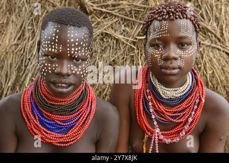 Karo filles avec de la peinture de visage à Kolcho sur la rivière Omo, Ethiopie. Banque D'Images