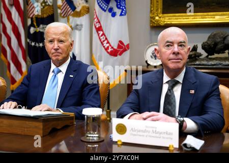 Washington, États-Unis. 1er octobre 2024. Le président AMÉRICAIN Joe Biden et le secrétaire du département de la sécurité intérieure Alejandro Mayorkas reçoivent un briefing interagences sur la réponse à l’ouragan Helene à la Maison Blanche à Washington le 1er octobre 2024. Photo de Yuri Gripas/Pool/Sipa USA crédit : Sipa USA/Alamy Live News Banque D'Images