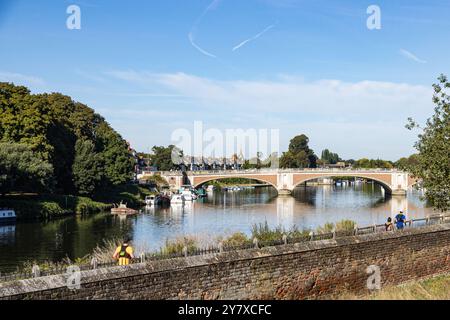 Pont de Hampton court vu depuis le palais de Hampton court avec des coureurs sur le sentier de la Tamise Banque D'Images