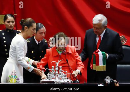 Le président sortant Andres Manuel Lopez Obrador et la présidente de la Chambre des députés Ifigenia MartÃ-nez lors de l'acte symbolique de remise de la ceinture présidentielle à Claudia Sheinbaum Pardo en tant que nouvelle femme présidente du Mexique lors de la cérémonie d'inauguration au Congrès de l'Union. Le 1er octobre 2024 à Mexico, Mexique. (Crédit image : © Carlos Santiago/eyepix via ZUMA Press Wire) USAGE ÉDITORIAL SEULEMENT! Non destiné à UN USAGE commercial ! Banque D'Images