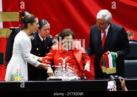 Le président sortant Andres Manuel Lopez Obrador et la présidente de la Chambre des députés Ifigenia MartÃ-nez lors de l'acte symbolique de remise de la ceinture présidentielle à Claudia Sheinbaum Pardo en tant que nouvelle femme présidente du Mexique lors de la cérémonie d'inauguration au Congrès de l'Union. Le 1er octobre 2024 à Mexico, Mexique. (Crédit image : © Carlos Santiago/eyepix via ZUMA Press Wire) USAGE ÉDITORIAL SEULEMENT! Non destiné à UN USAGE commercial ! Banque D'Images